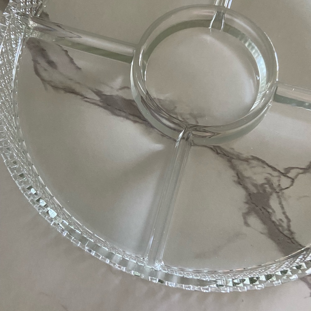 Diamond cut pattern edge glass divided serving tray - Picture 2 of 11